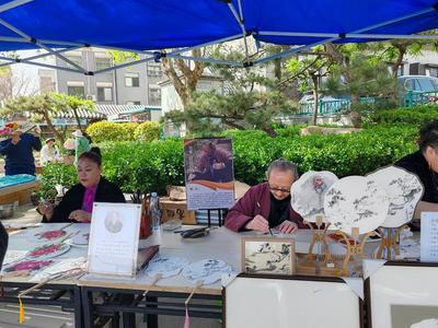 泰安市城市管理第六服務隊助力泰山景區開展書畫展覽活動